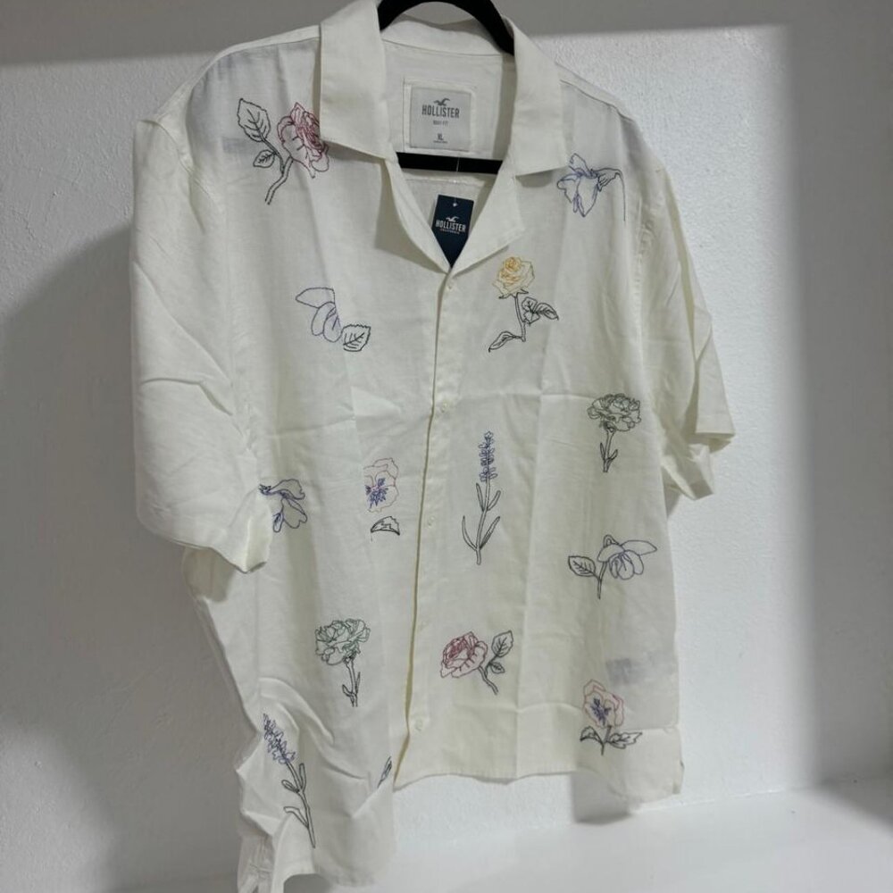Hollister PRIDE BOXY FLORAL EMBROIDERY SHORT-SLEEVE SHIRT